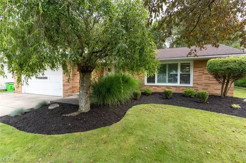 6770 Larchmont Dr, Mayfield Heights, OH 44124