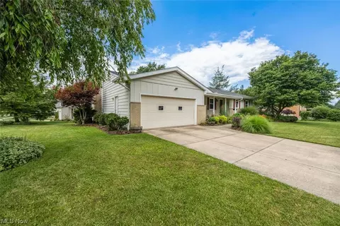 812 Mark Dr, Akron, OH 44313 photo 2