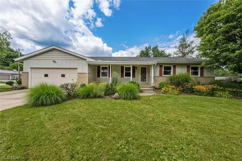 812 Mark Dr, Akron, OH 44313 photo 1