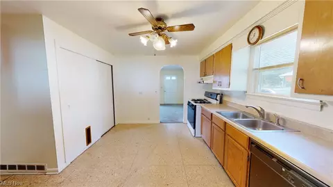 1703 E 298th St, Wickliffe, OH 44092 photo 18
