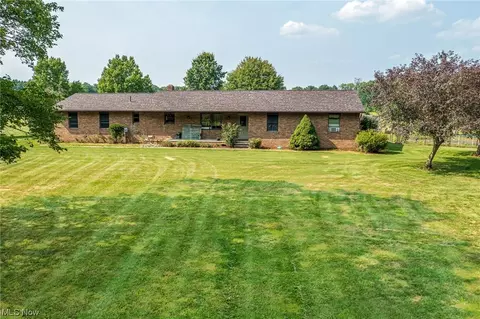 3763 Swamp St NE, Hartville, OH 44632