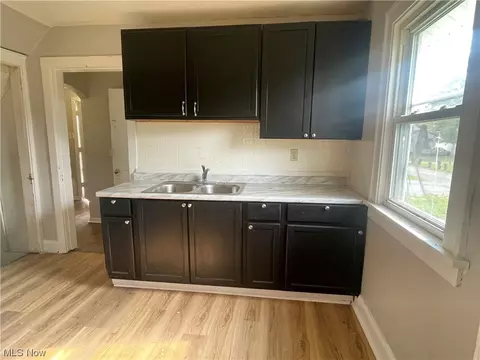 524 16th St, Elyria, OH 44035 photo 3