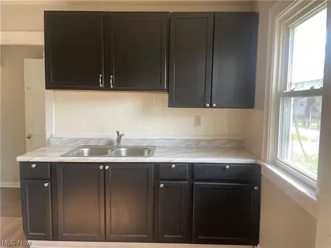 524 16th St, Elyria, OH 44035 photo 2