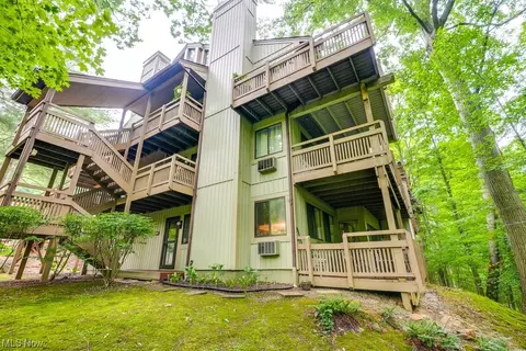 544 Meredith Ln, Cuyahoga Falls, OH 44223