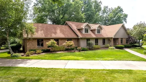800 Hidden Lakes Dr NE, Warren, OH 44484
