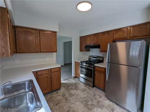 152 Findlay Ct, Elyria, OH 44035 photo 4