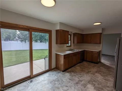 152 Findlay Ct, Elyria, OH 44035 photo 3