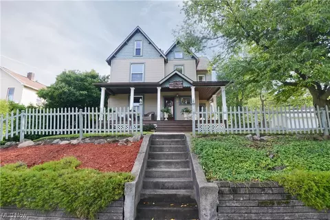72 W Wood St, Lowellville, OH 44436
