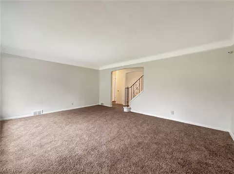 324 E 244th St, Euclid, OH 44123 photo 2