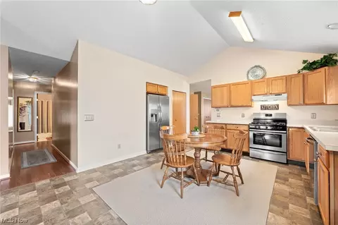 541 Upton Ct, Akron, OH 44319 photo 9