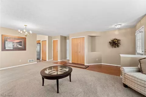 541 Upton Ct, Akron, OH 44319 photo 4