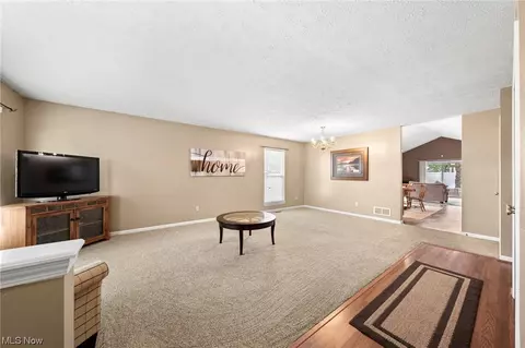 541 Upton Ct, Akron, OH 44319 photo 2