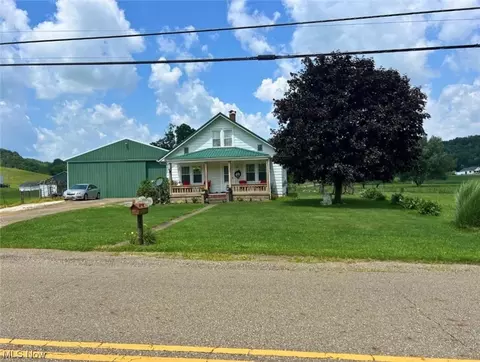 3146 Old Town Valley Rd SW, New Philadelphia, OH 44663