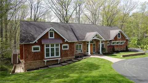 110 Hunting Trl, Chagrin Falls, OH 44022