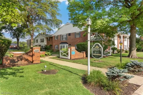 2900 Pease Dr #216, Rocky River, OH 44116