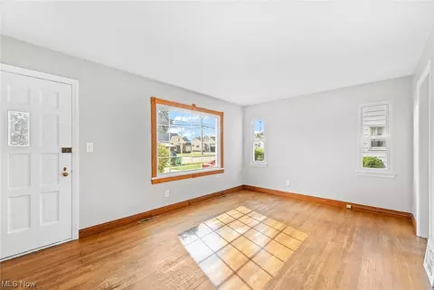 870 E 260th St, Euclid, OH 44132 photo 7