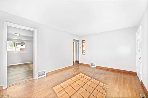 870 E 260th St, Euclid, OH 44132 photo 4
