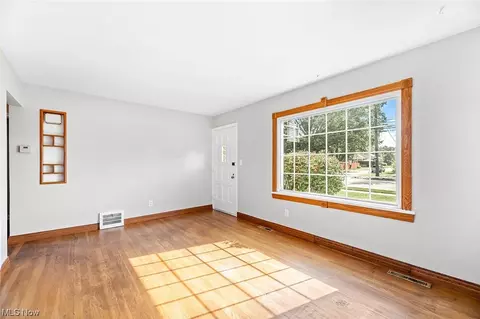 870 E 260th St, Euclid, OH 44132 photo 2