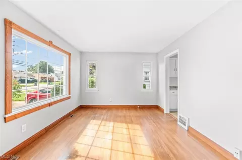 870 E 260th St, Euclid, OH 44132 photo 3