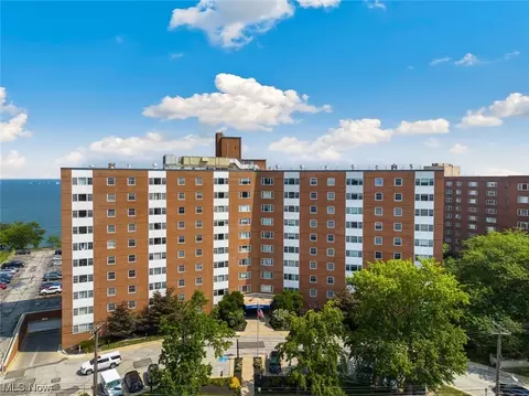 11850 Edgewater Dr #706, Lakewood, OH 44107