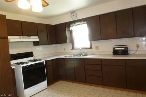 524 Spring St, Struthers, OH 44471 photo 10