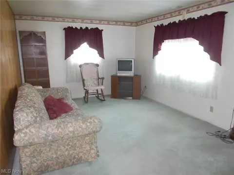 628 Thayer Ave, Ashtabula, OH 44004 photo 2