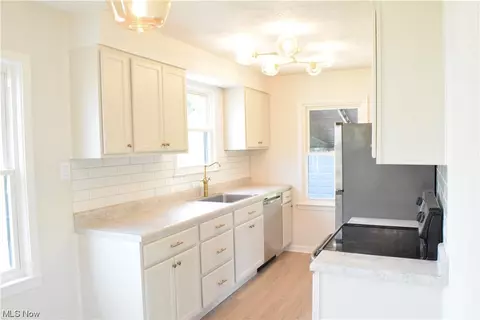 2448 E 37th St, Lorain, OH 44055 photo 5