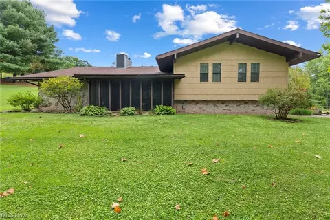 10250 Veto Rd, Belpre, OH 45714