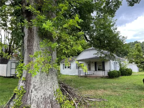 1529 Spring Valley Drive Dr, Huntington, WV 25704
