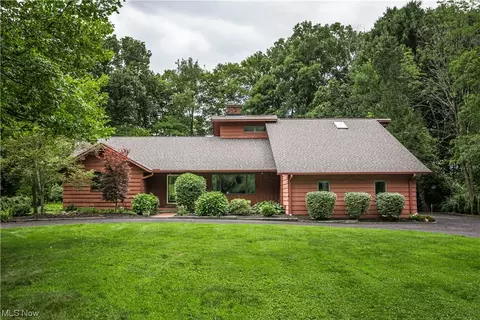 38415 Berkshire Hills Dr, Willoughby Hills, OH 44094