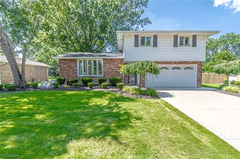 5690 Cascade Dr, Seven Hills, OH 44131