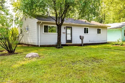 573 Delaware Ave, Elyria, OH 44035 photo 3