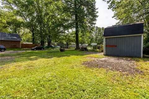 573 Delaware Ave, Elyria, OH 44035 photo 6