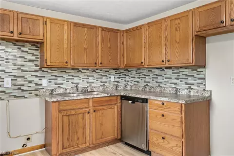 573 Delaware Ave, Elyria, OH 44035 photo 12