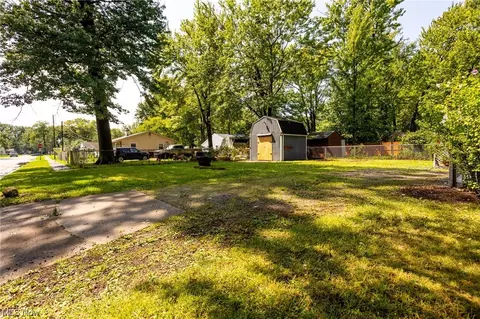 573 Delaware Ave, Elyria, OH 44035 photo 9
