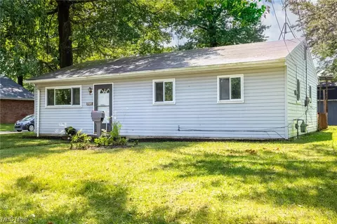 573 Delaware Ave, Elyria, OH 44035 photo 2