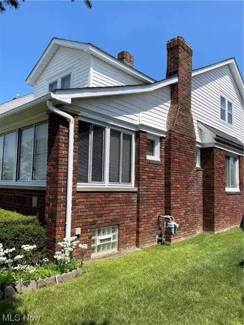 6325 Stanbury Rd, Parma, OH 44129 photo 2