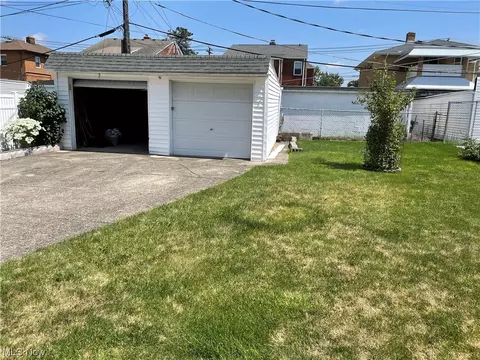 6325 Stanbury Rd, Parma, OH 44129 photo 5