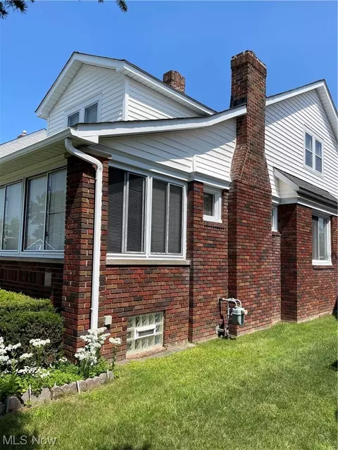 6325 Stanbury Rd, Parma, OH 44129 photo 2