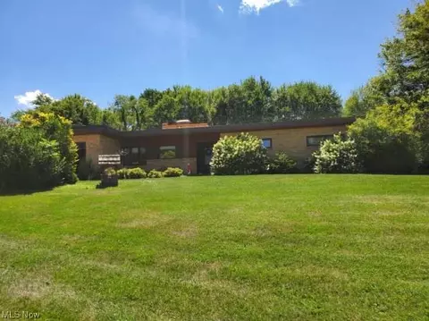 5406 Hilltop Dr NE, Magnolia, OH 44643