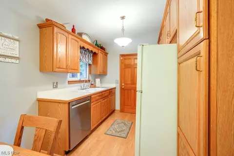 9500 Munich Dr, Parma, OH 44130 photo 15
