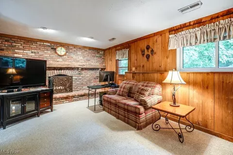 9500 Munich Dr, Parma, OH 44130 photo 22