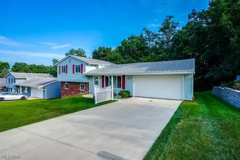 9500 Munich Dr, Parma, OH 44130 photo 3