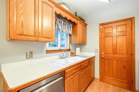 9500 Munich Dr, Parma, OH 44130 photo 17