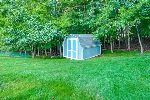 9500 Munich Dr, Parma, OH 44130 photo 5