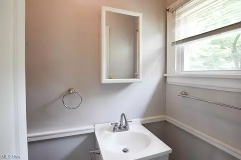 433 Roslyn Ave, Akron, OH 44320 photo 10