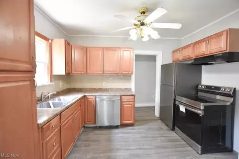433 Roslyn Ave, Akron, OH 44320 photo 8