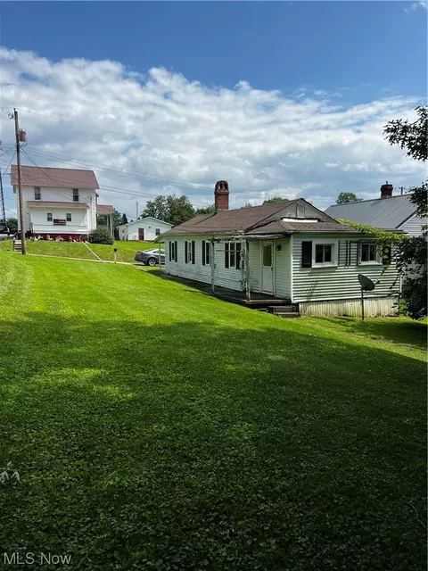 322 Franklin St, Barnesville, OH 43713 photo 3