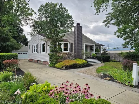 27001 Knickerbocker Rd, Bay Village, OH 44140