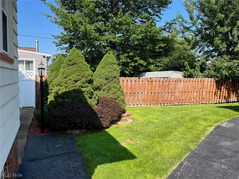 6502 Bradley Ave, Parma, OH 44129 photo 4